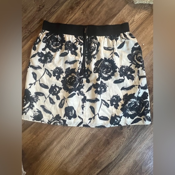 Loft by Ann Taylor ladies skirt size 14. Good condition. Elastic waist zipper - Picture 5 of 9